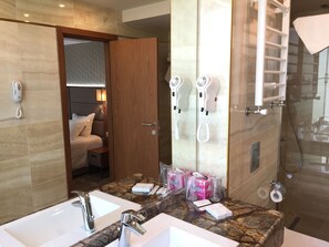 Standard Suite, 1 King Bed | Bathroom sink