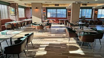 2 restaurants, breakfast, lunch, dinner served; international cuisine