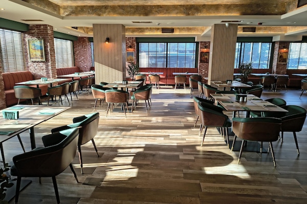 2 restaurants; ze serveren er ontbijt, lunch en diner
