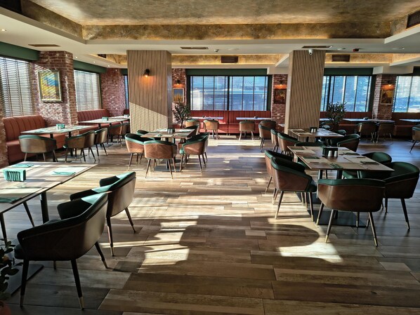 2 restaurants, breakfast, lunch, dinner served; international cuisine 