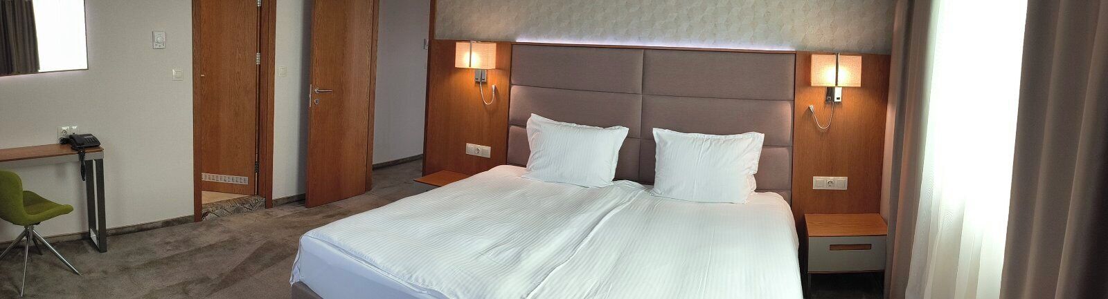 Standard Suite, 1 Katil Raja (King) | Bar mini, peti besi dalam bilik, meja, langsir/tirai gelap terus 