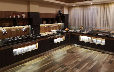 Desayuno buffet (BGN 15 por persona)