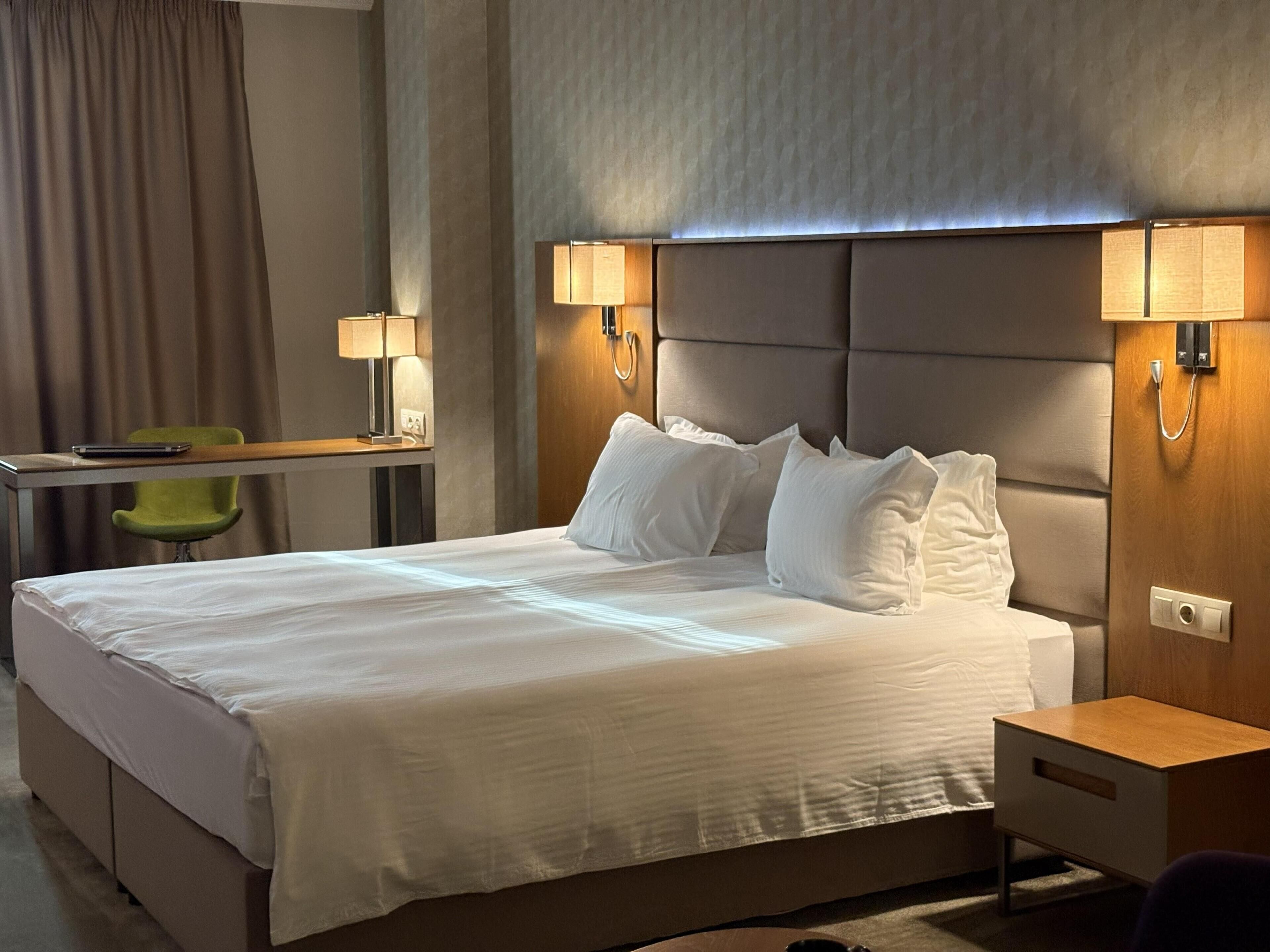 Quarto executivo, 1 cama King | Frigobar, cofres nos quartos, escrivaninha, cortinas blackout