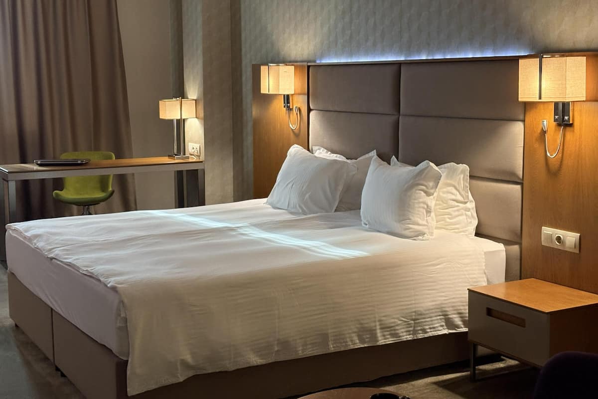 Executive Room, 1 King Bed | Minibar, in-room safe, desk, blackout drapes