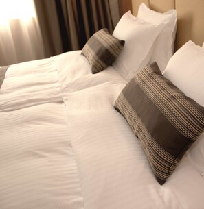 Standaard kamer, 1 kingsize bed | Een minibar, een kluis op de kamer, een bureau, verduisterende gordijnen