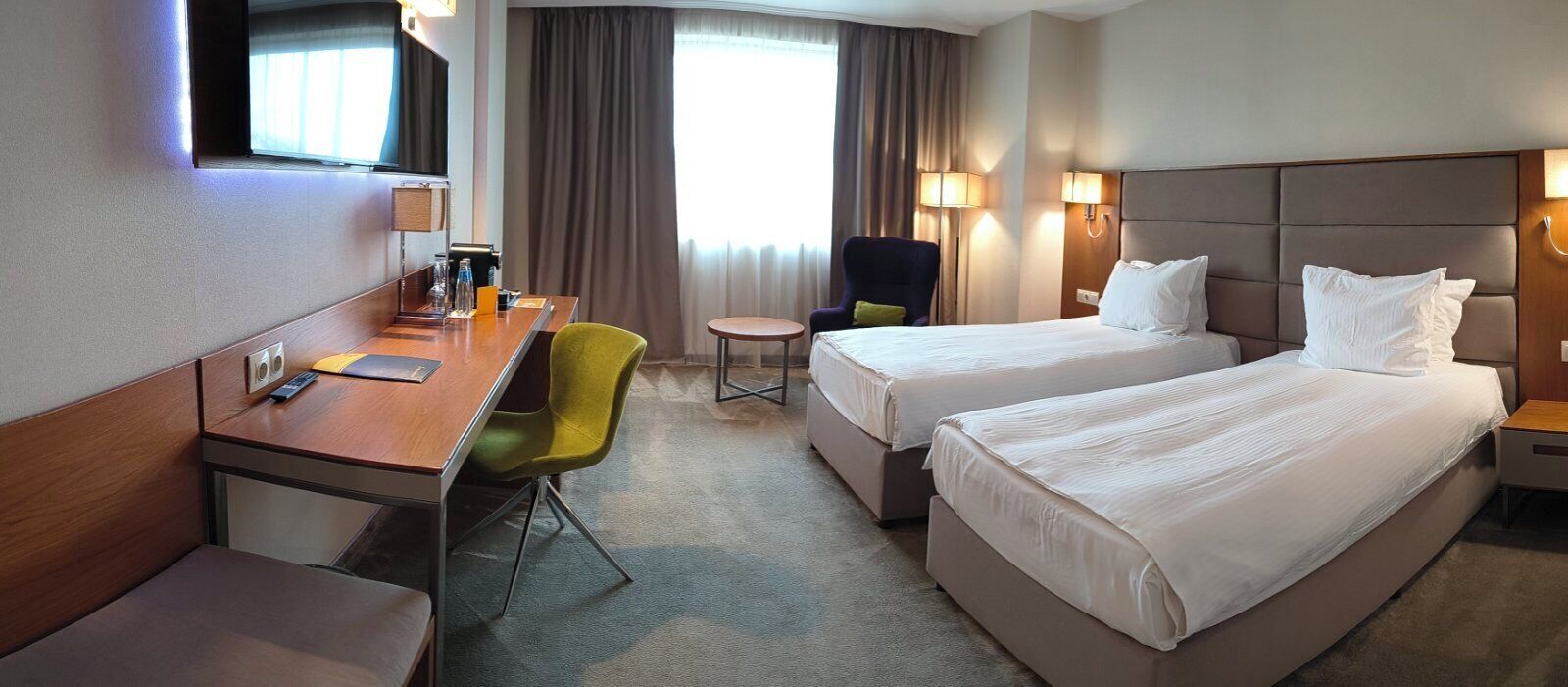Rom – standard, 2 enkeltsenger | Minibar, safe på rommet, skrivebord og blendingsgardiner