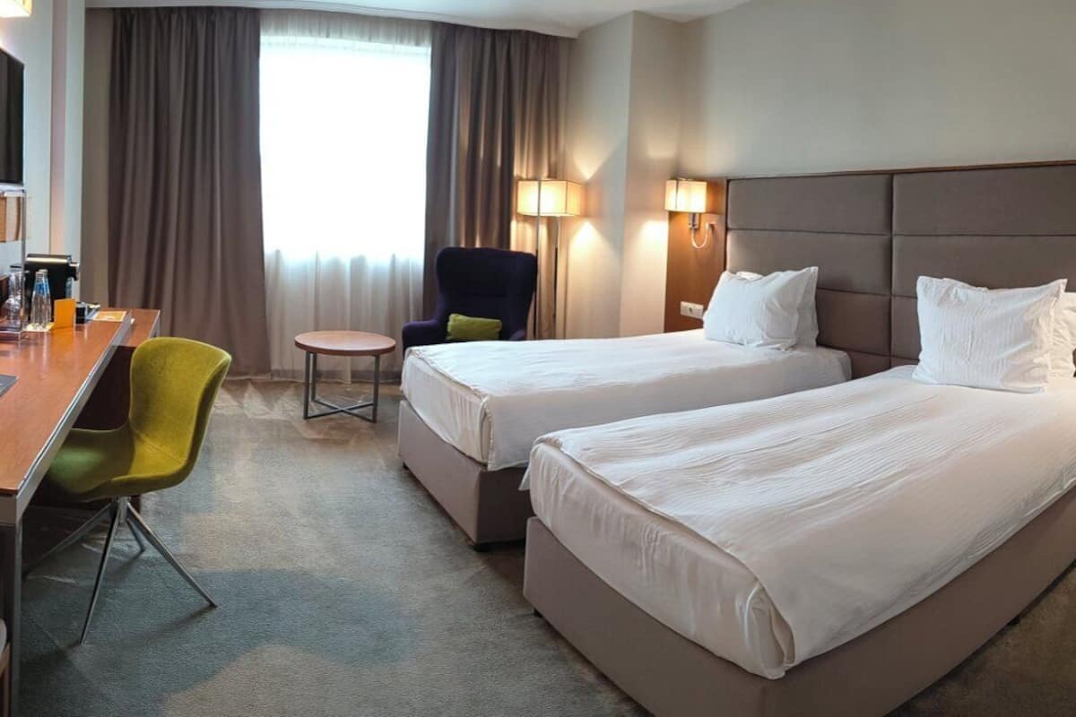 Rom – standard, 2 enkeltsenger | Minibar, safe på rommet, skrivebord og blendingsgardiner