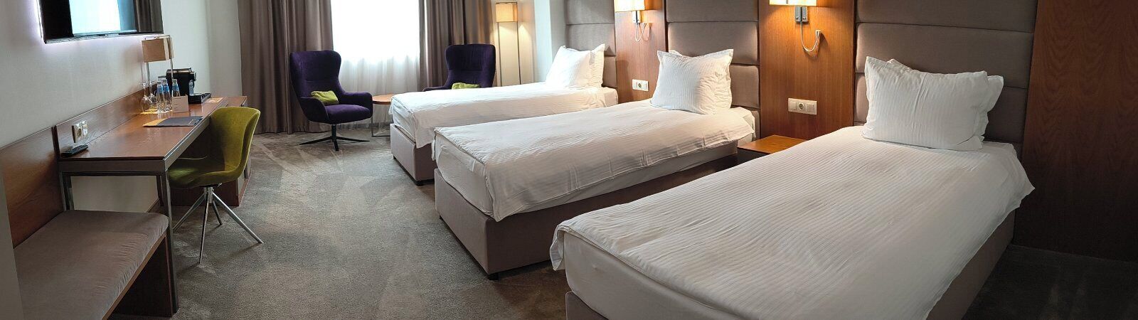 Standardrum - 3 enkelsängar | Minibar, värdeförvaringsskåp på rummet och skrivbord