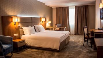 Executive Room, 1 King Bed | Minibar, in-room safe, desk, blackout drapes