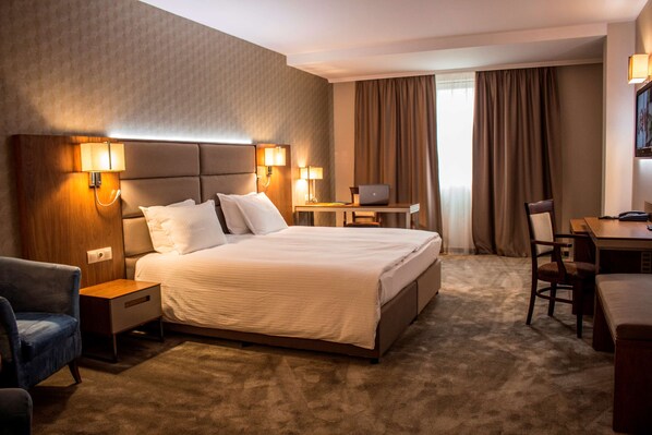 Minibar, coffres-forts dans les chambres, bureau, rideaux occultants