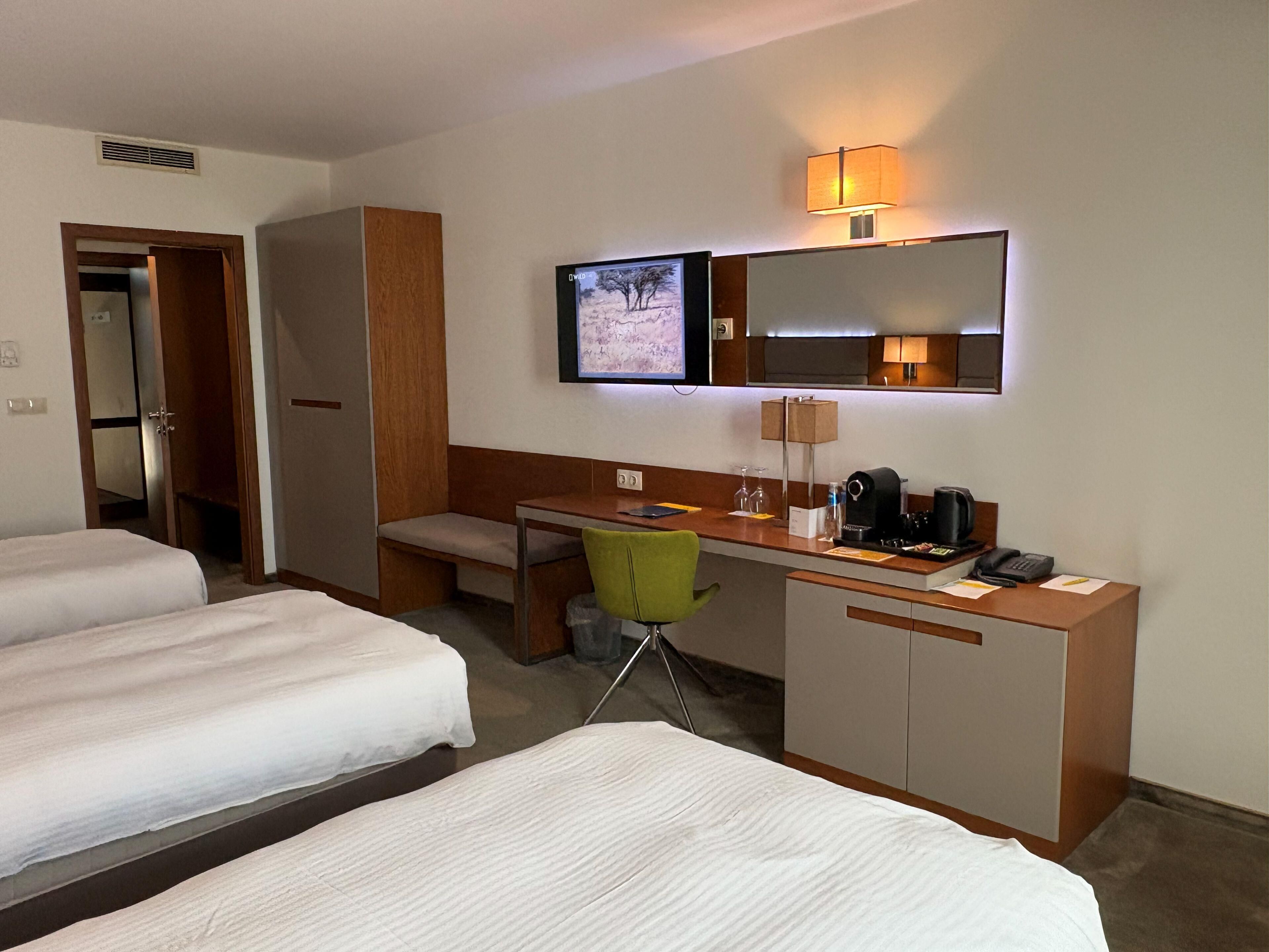 Standaard kamer, 3 eenpersoonsbedden | Een minibar, een kluis op de kamer, een bureau, verduisterende gordijnen