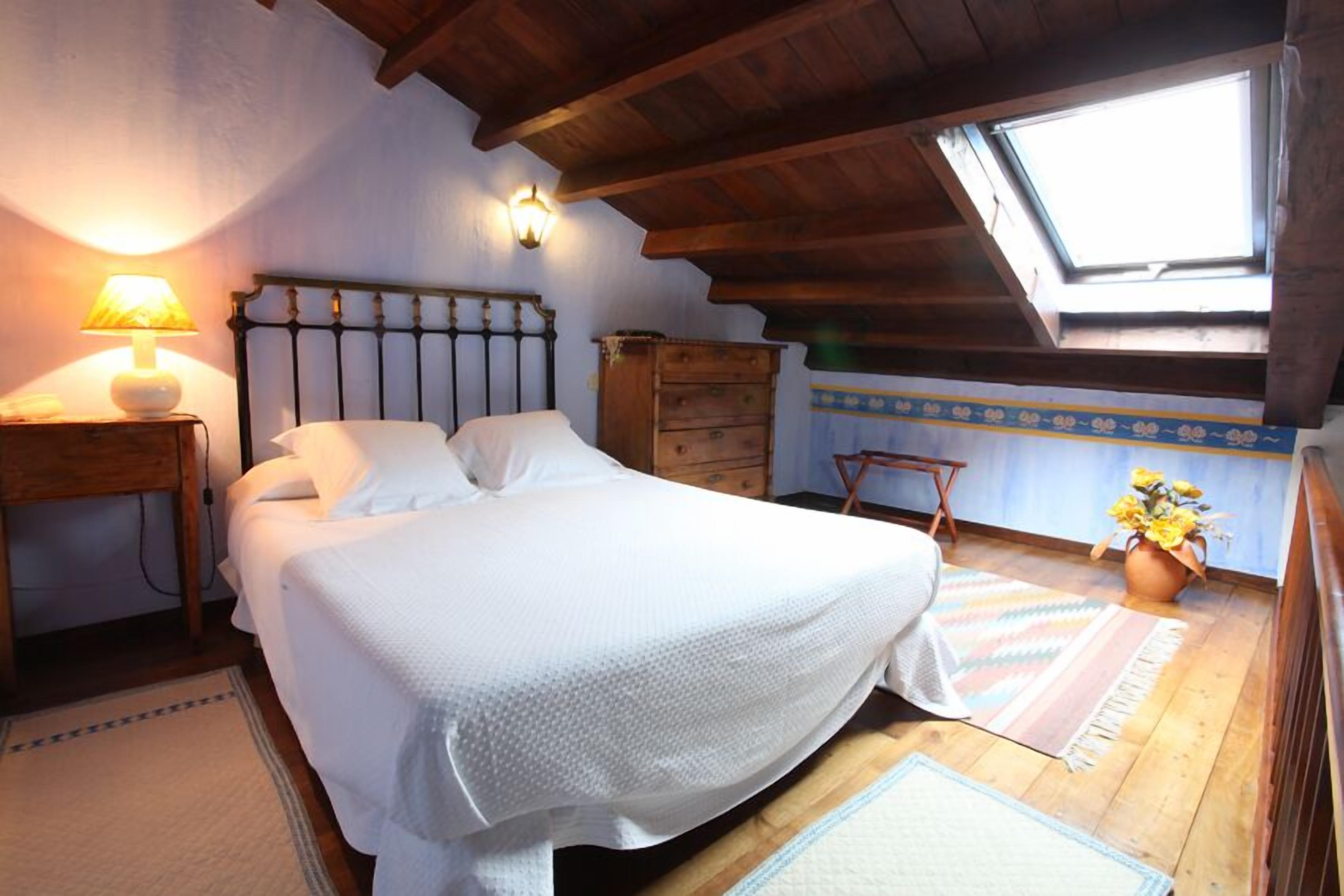 deluxe room | desk, blackout curtains, soundproofing, cots/infant beds