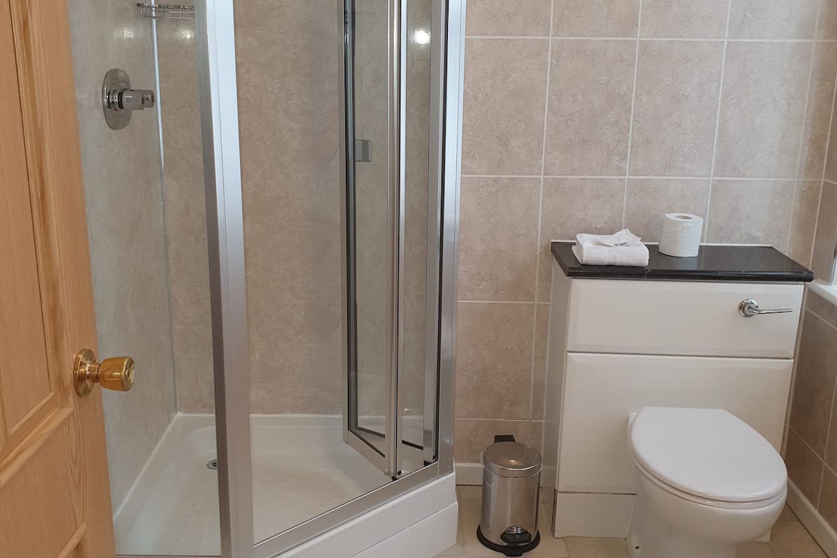 standard twin room | bathroom | hair dryer, towels