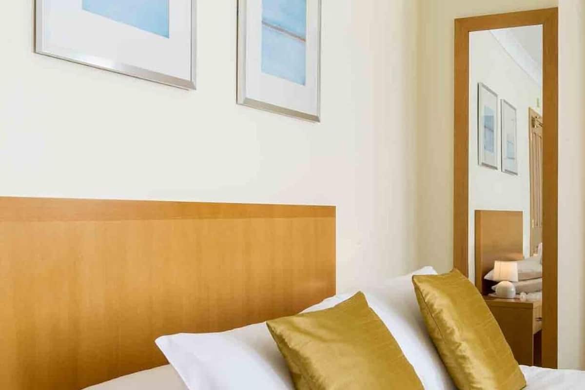 desk, free cots/infant beds, bed sheets