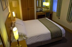 Desk, free cribs/infant beds, bed sheets - Rutland Hotel (Douglas)