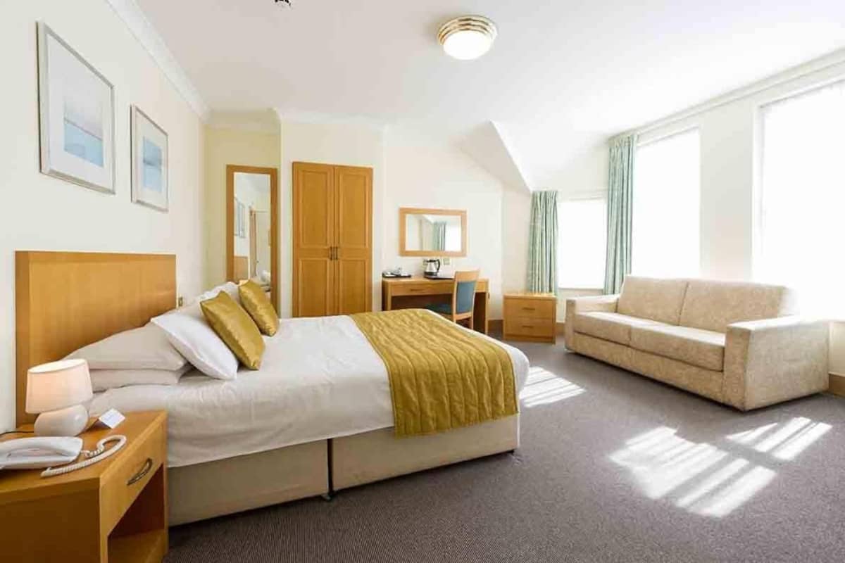 desk, free cots/infant beds, bed sheets