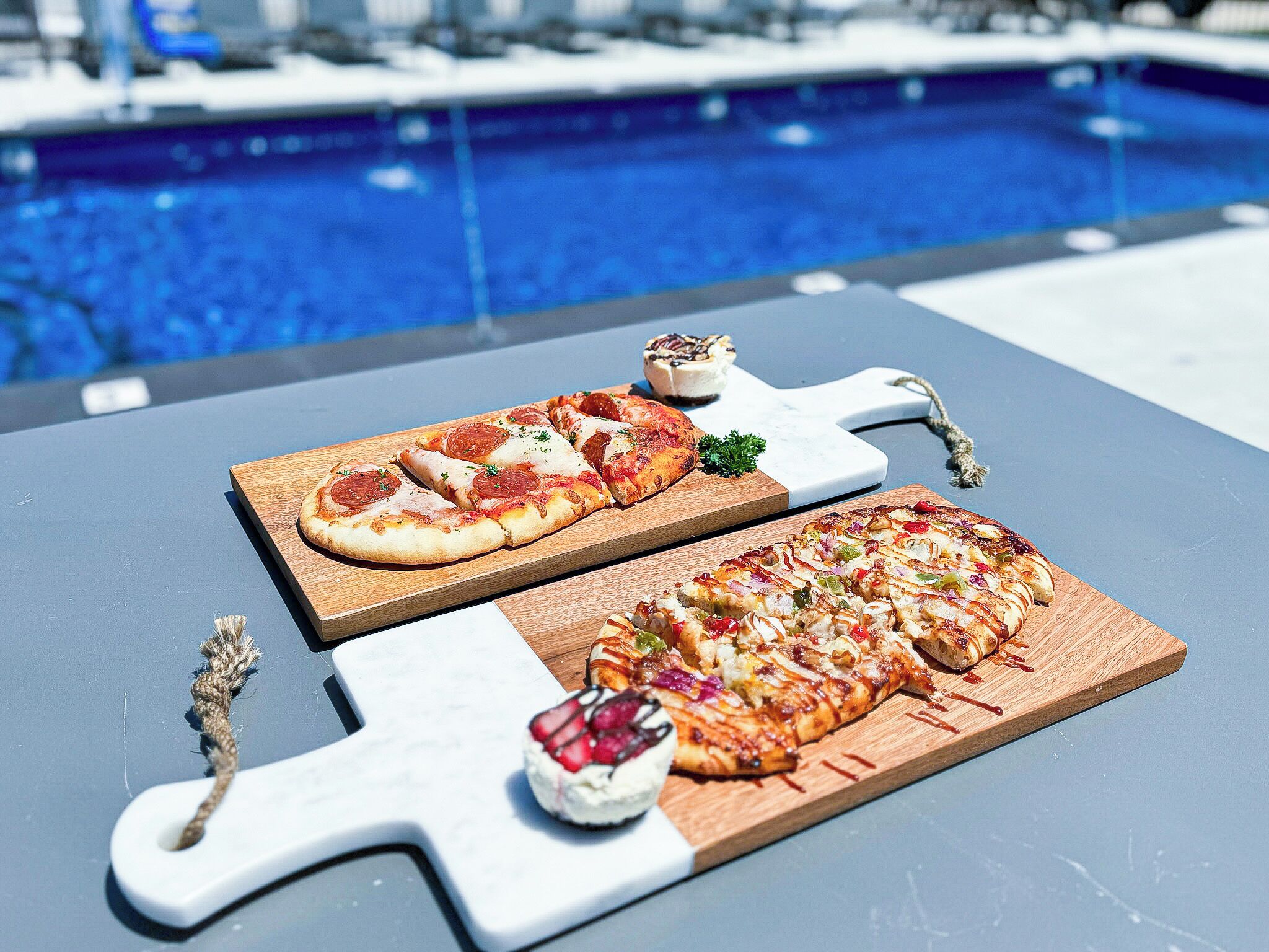 2 restaurants, serveren ontbijt