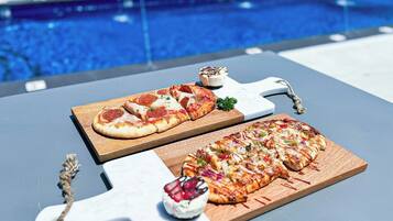 2 restaurants, serveren ontbijt
