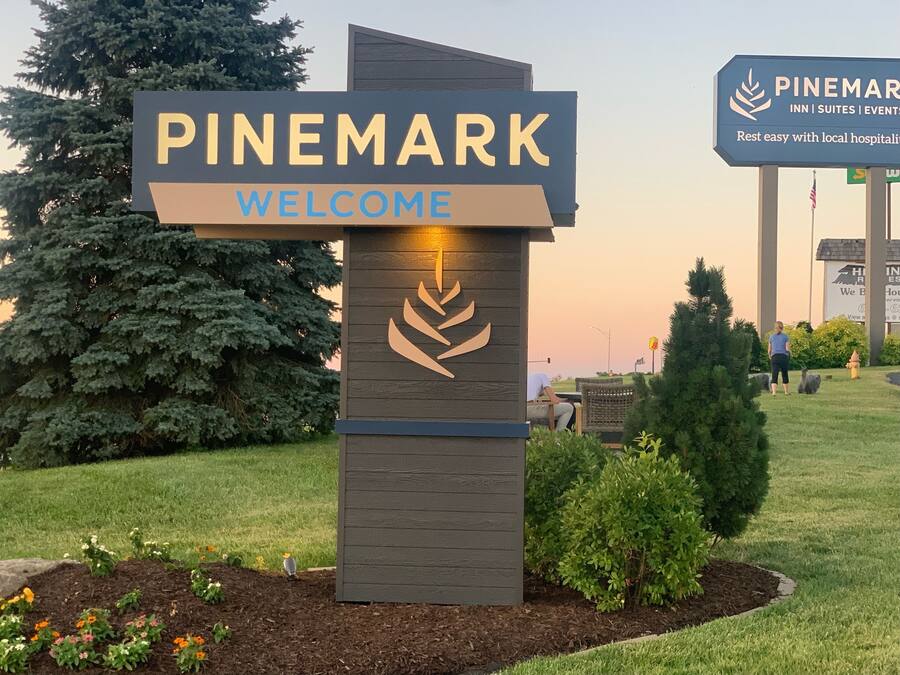 Letrero de Pinemark con un mensaje de bienvenida y un logotipo.
