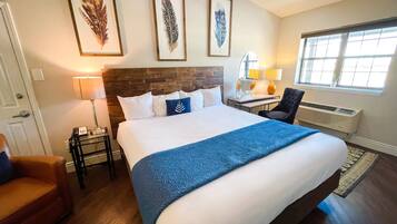 Club Suite, 1 King Bed, Hot Tub | Pillow-top beds, blackout curtains, iron/ironing board, cots/infant beds