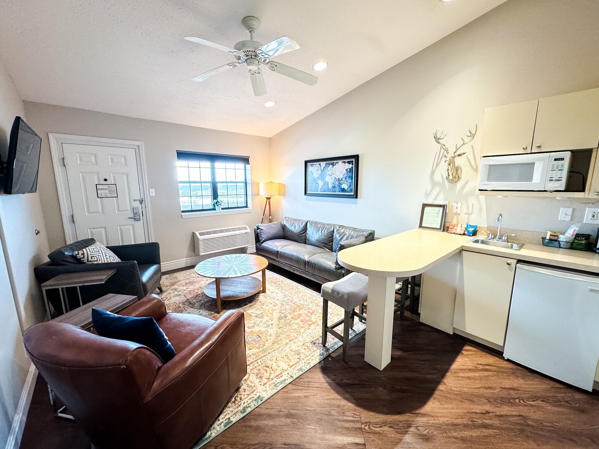 club suite, 1 king bed, hot tub | living area | led tv