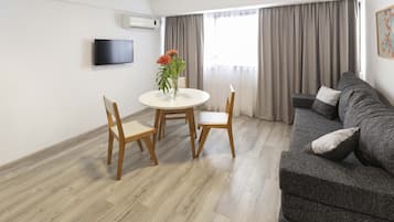 Superior Studio | Premium bedding, down comforters, pillowtop beds, in-room safe