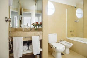 Combined shower/tub, rainfall showerhead, free toiletries, hair dryer - Deco Collection (Buenos Aires)