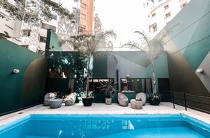 Una piscina al aire libre de temporada