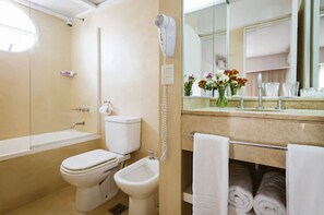 Combined shower/tub, rainfall showerhead, free toiletries, hair dryer - Deco Collection (Buenos Aires)