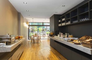 بوفيه فطور يوميًا بتكل فة قدرها (10 USD للشخص)