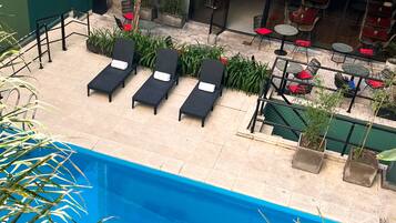 Una piscina al aire libre de temporada