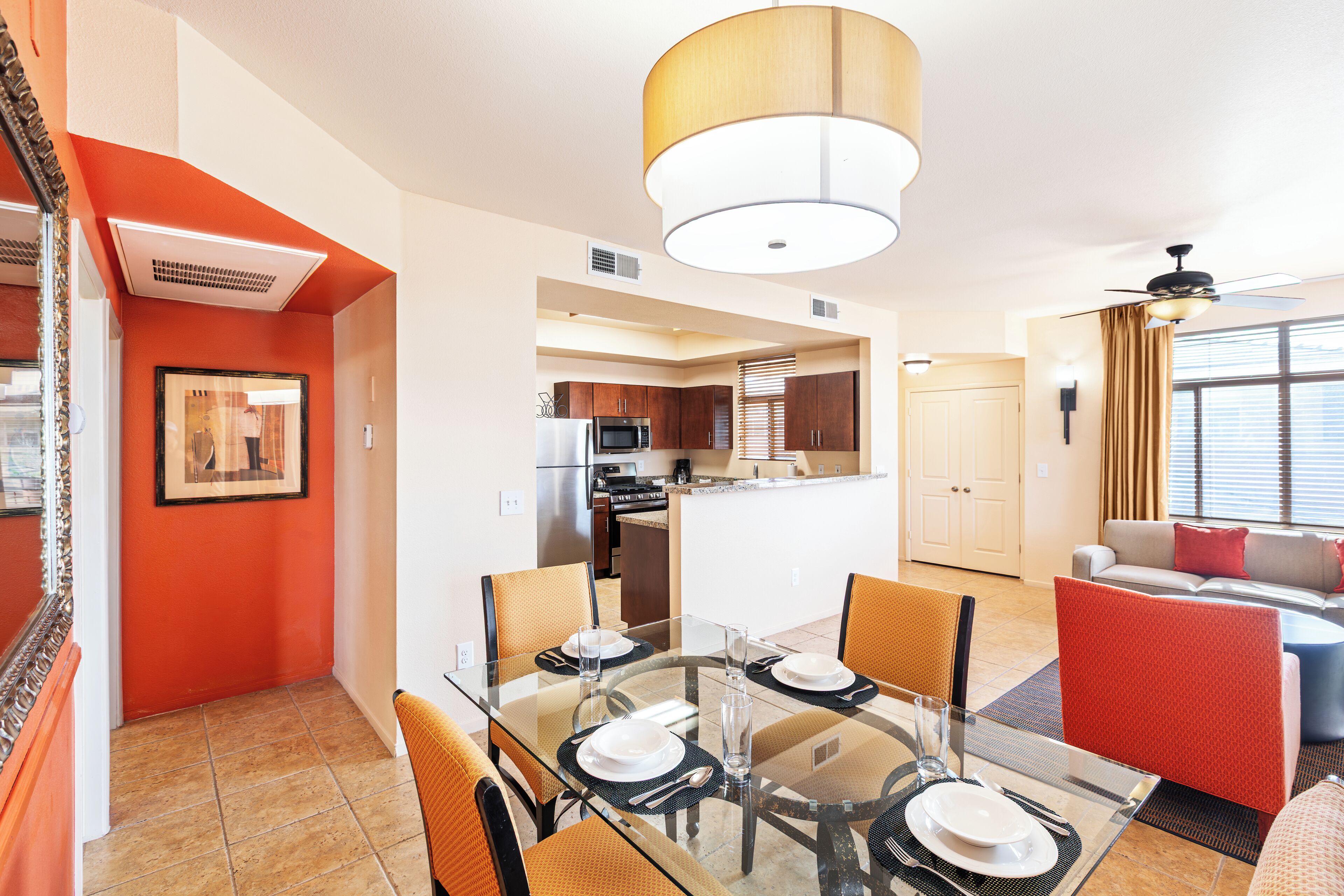 Un apartamento moderno con comedor, cocina y sala de estar.
