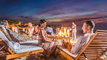 Plage, sable blanc, chaises longues, serviettes de plage