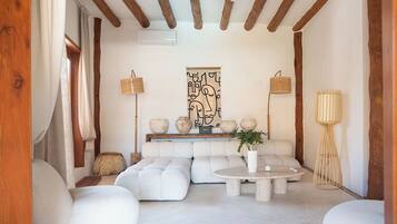 Superior Room | Peti besi dalam bilik, cadar katil