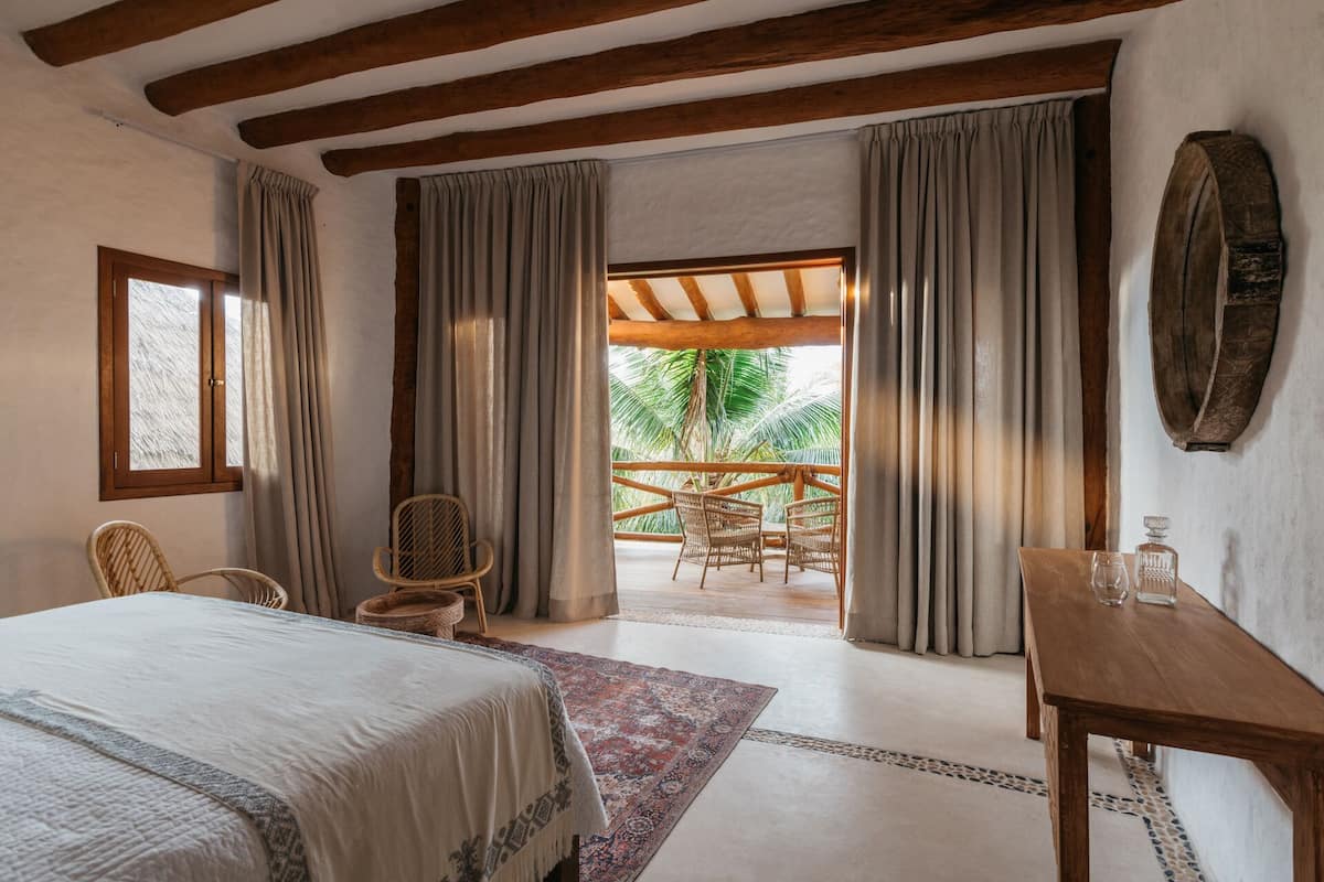 Beachfront room (2 pax) | In-room safe, bed sheets