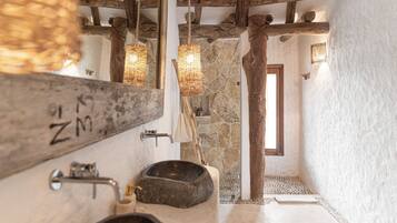 Suite | Badkamer | Een douche, gratis toiletartikelen, een haardroger, handdoeken