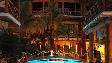Alberca al aire libre, acceso de 10:00 a 21:00, y camastros