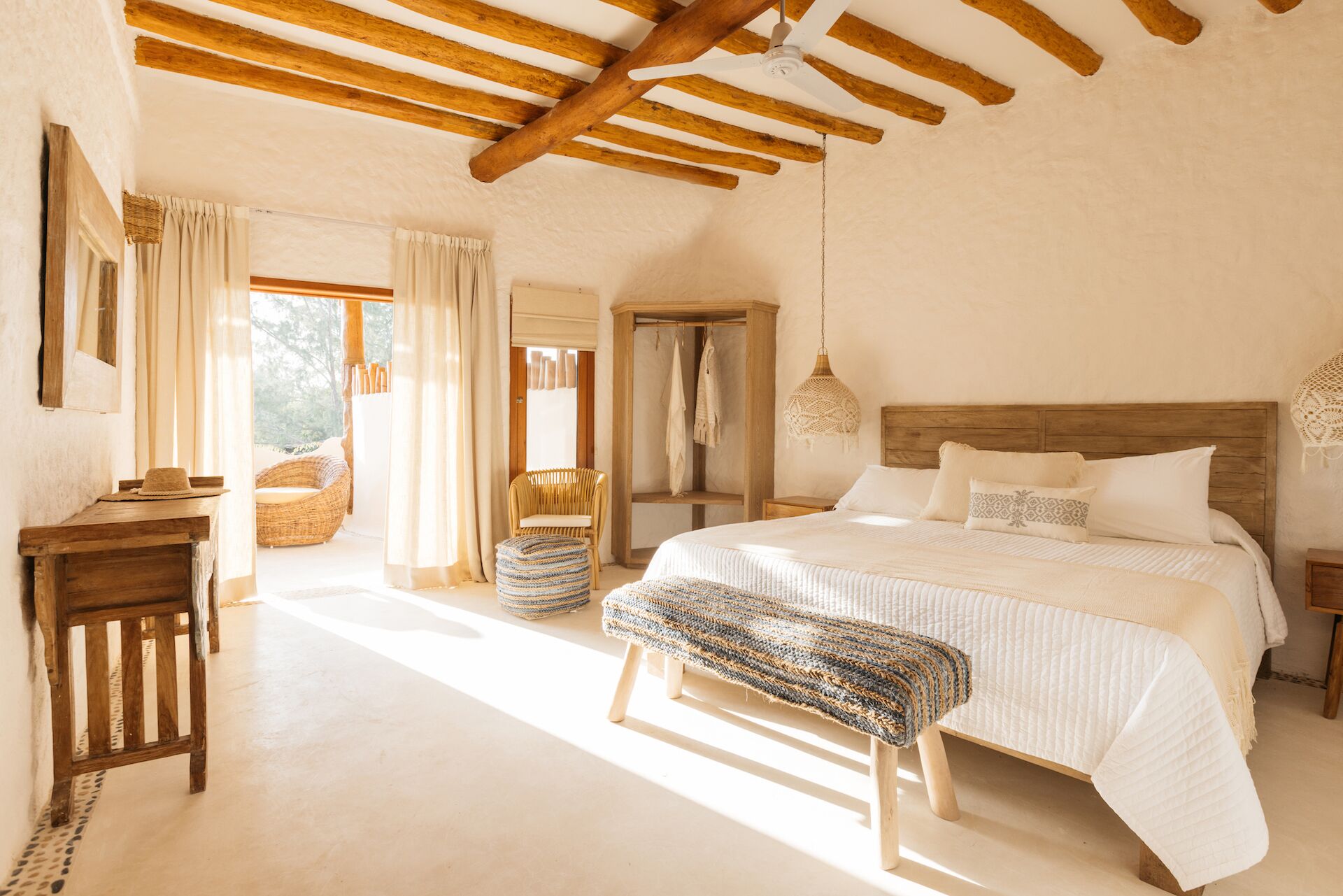 Suite | In-room safe, bed sheets