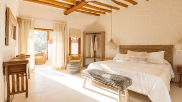 Suite | In-room safe, bed sheets