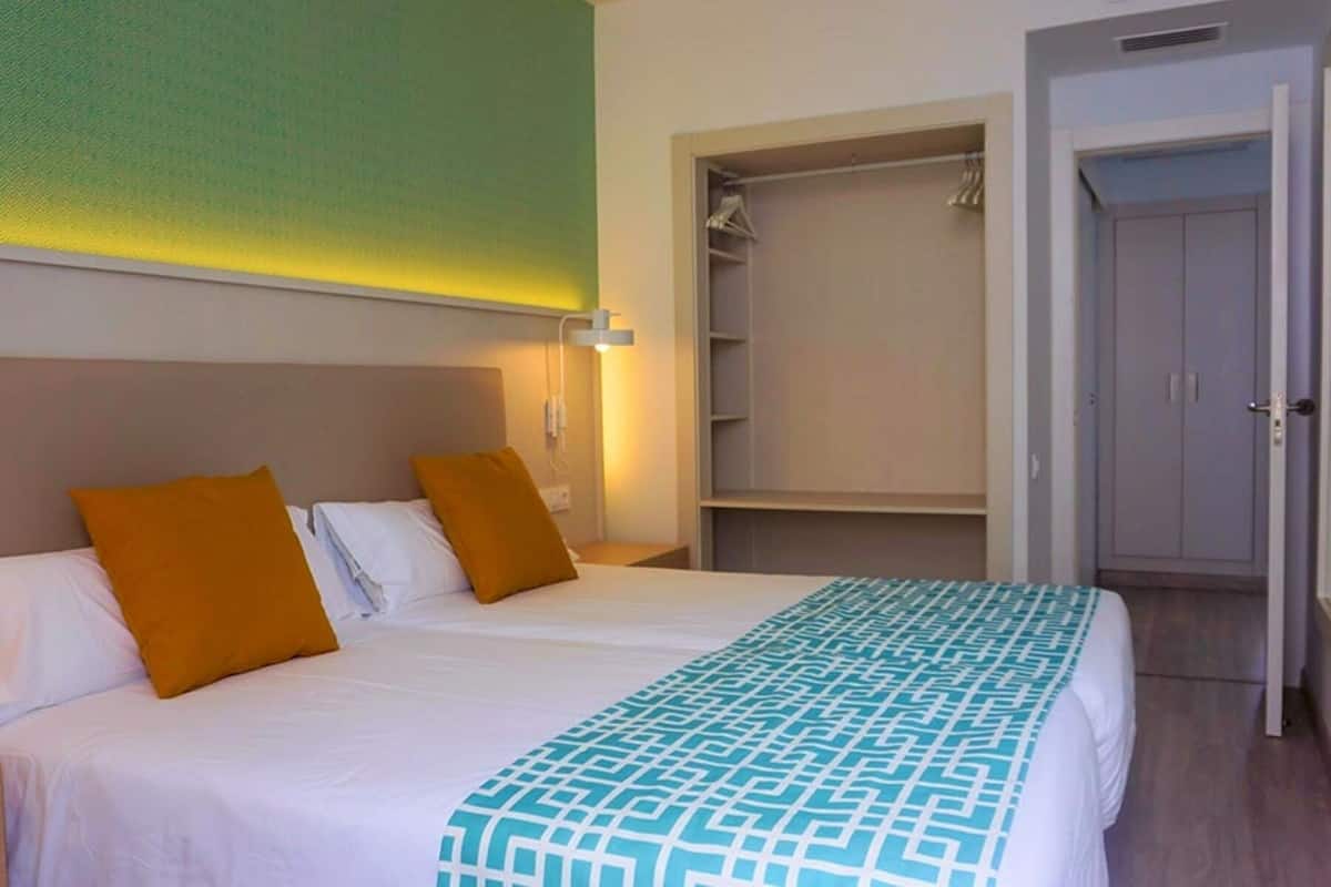 Quarto família | Frigobar, escrivaninha, cortinas blackout, roupa de cama