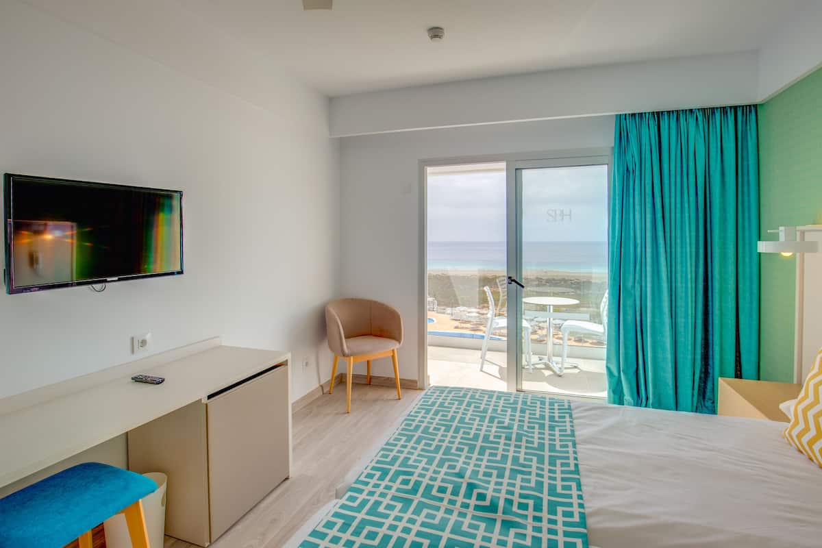 Minibar, escritorio, cortinas blackout y ropa de cama