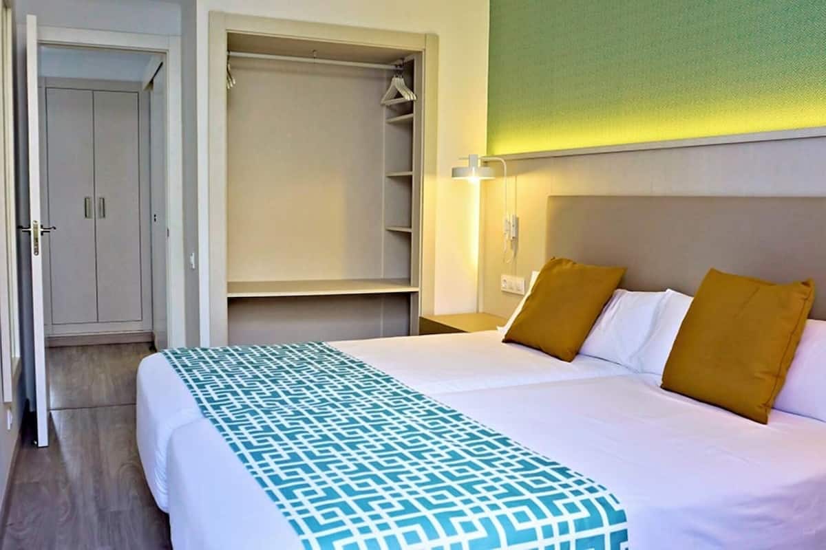 Quarto família, vista para o mar | Frigobar, escrivaninha, cortinas blackout, roupa de cama