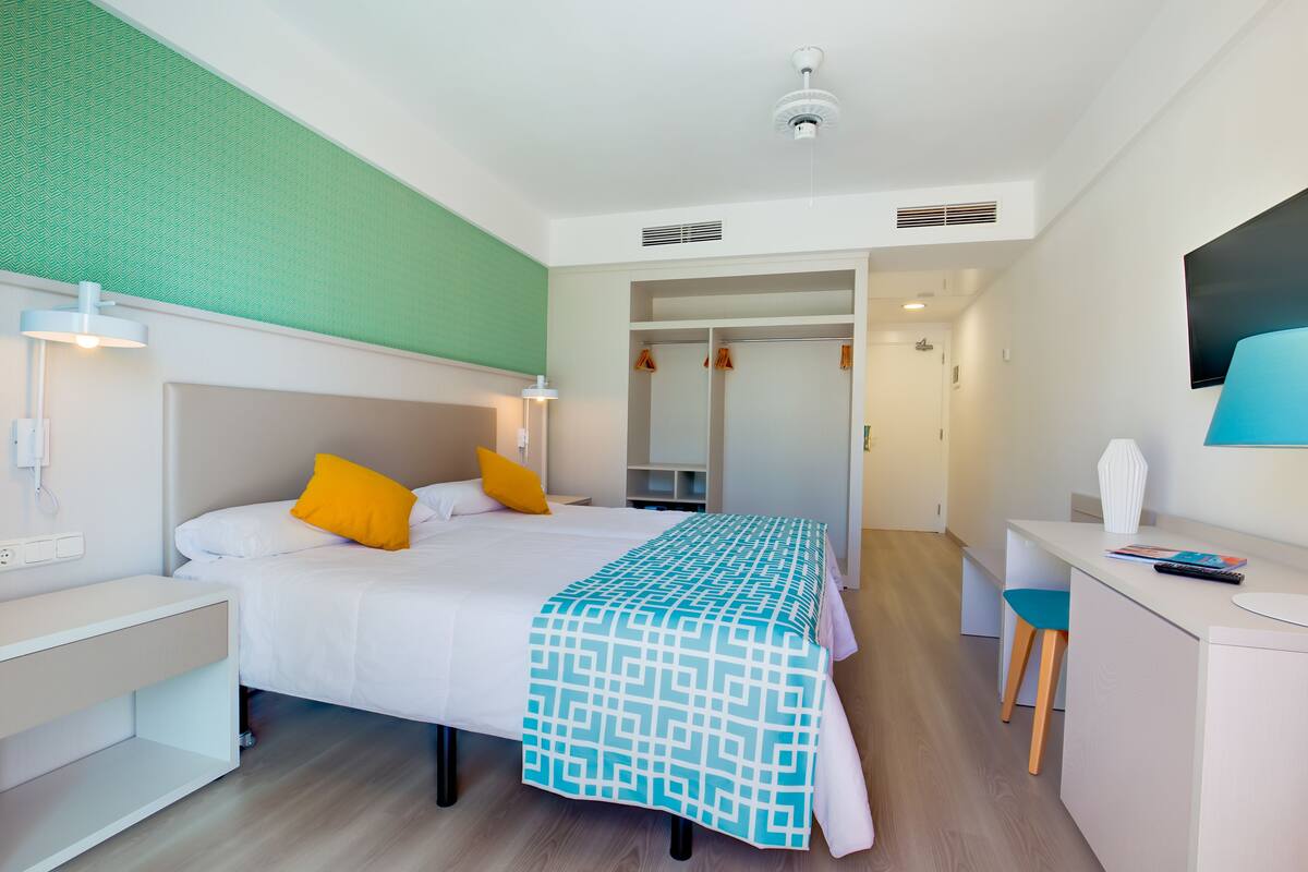 Frigobar, escrivaninha, cortinas blackout, roupa de cama