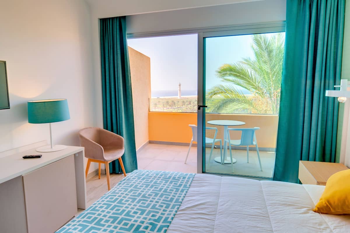Minibar, escritorio, cortinas blackout y ropa de cama