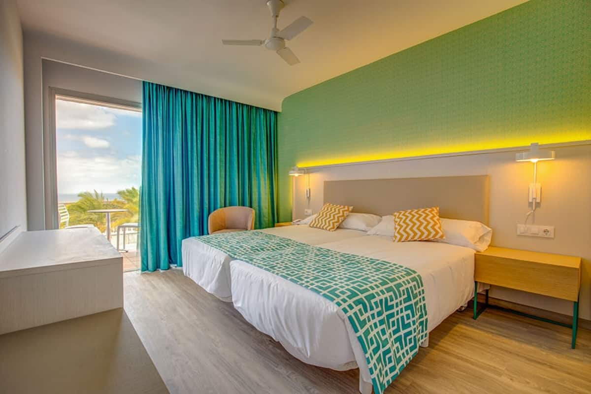 Quarto casal, vista parcial para o oceano | Frigobar, escrivaninha, cortinas blackout, roupa de cama