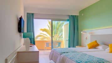 Minibar, escritorio, cortinas blackout y ropa de cama
