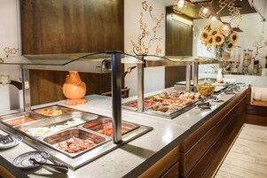 Desayuno buffet diario (EUR 10 por persona)