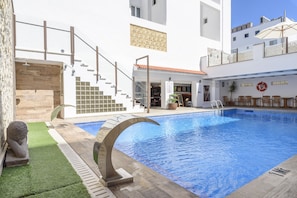 Outdoor pool, sun loungers - Hotel Florencio (Sant Antoni de Portmany)