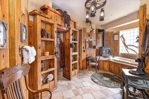 獨立浴缸和淋浴設備、按摩浴缸、名牌盥洗用品、浴袍