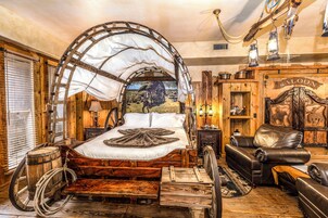 Luxus villa, 1 king (extra méretű) franciaágy | Prémium ágynemű, széf a szobában, egyedi dekoráció és egyedi berendezés